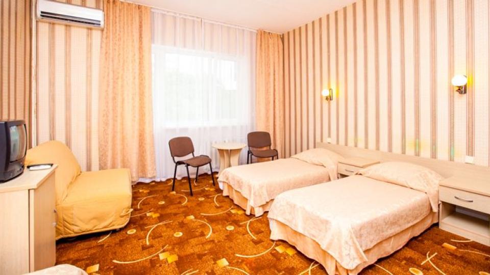 Кровати в номере комфорт в санатории Русь города Анапа