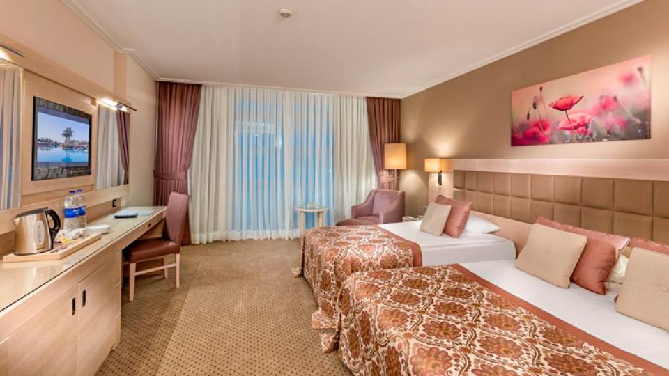 3 местный, 1 комнатный, Standard Room.Отель  Miracle Resort Hotel. Анталия