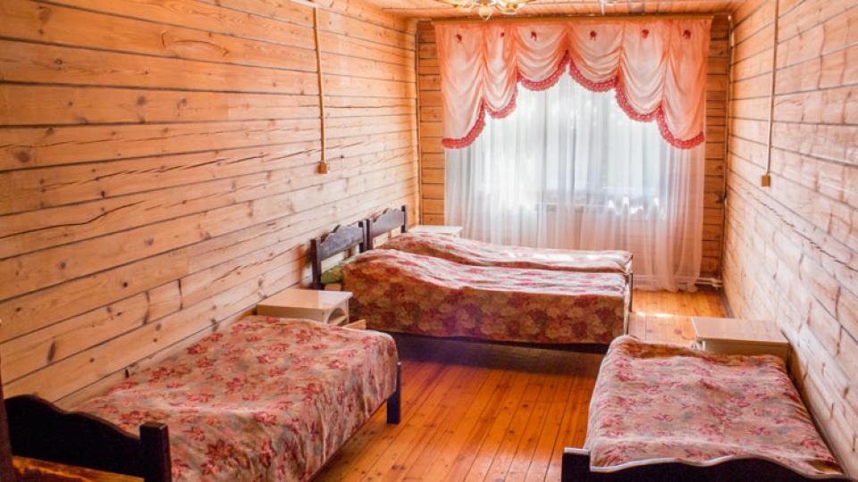 Кровати в 4 местном 1 комнатном Стандарте корпуса № 2 на базе отдыха Жемчужина Кавказа в Теберде