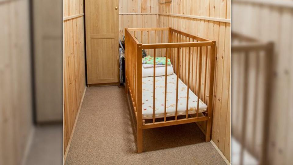 Детская кроватка в 4 местном, коттедже «Семейный» гостиничного комплекса Коробицыно-Каскад в Ленинградской области 