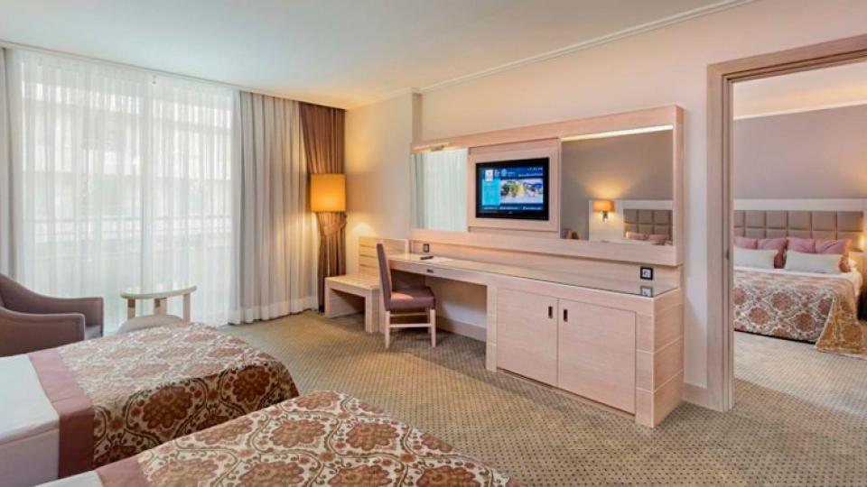 4 местный, 2 комнатный, Family Room в отеле Miracle Resort Hotel. Анталия