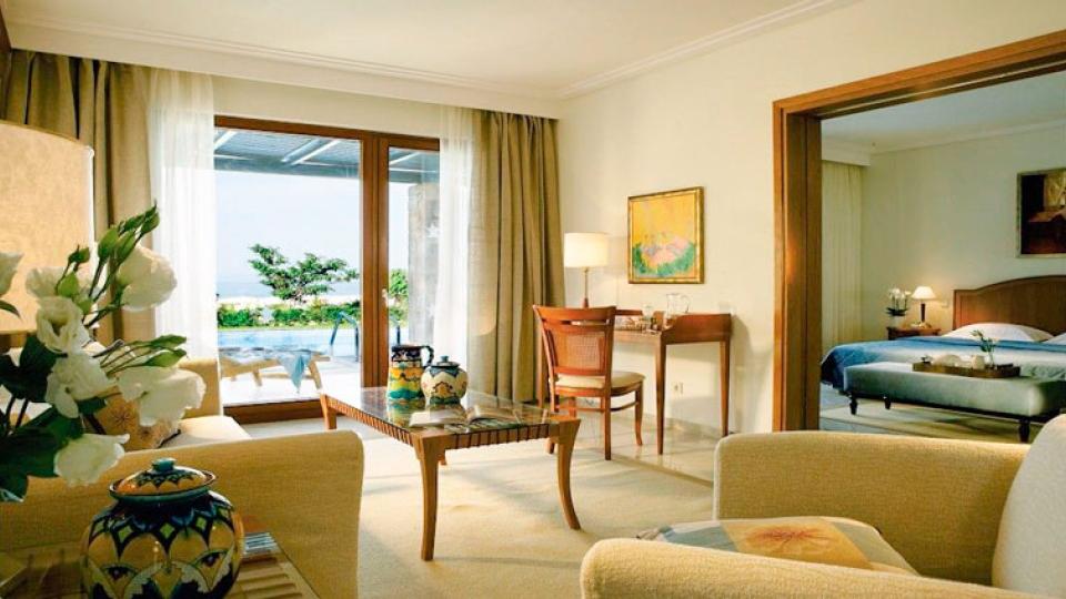 Номер Superior Suite with Private Pool в отеле Aegean Melathron Thalasso Spa. Греция  