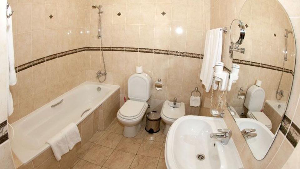 Ванная комната в 2 местном 2 комнатном Люксе отеля Адиюх-Пэлас в Хабезе