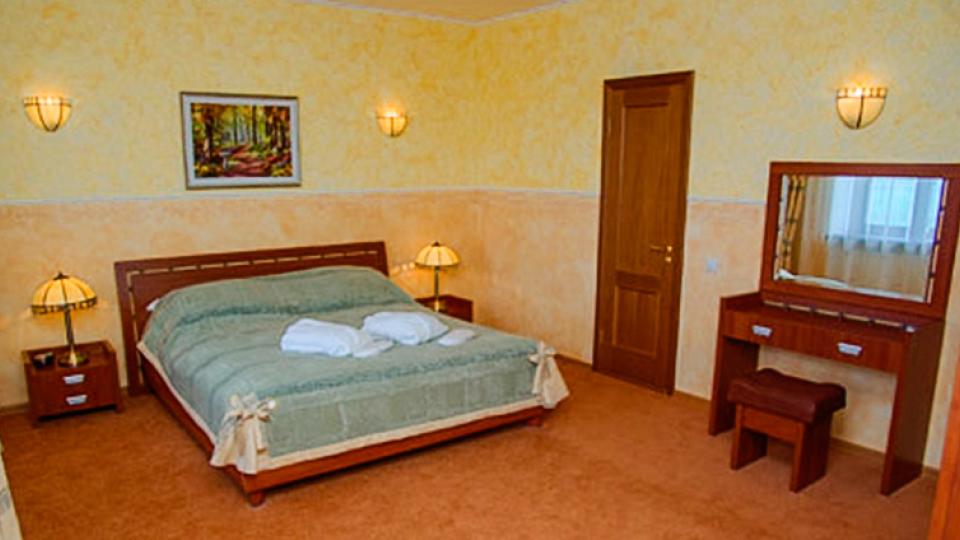Интерьер спальни в 4 местном, 2 уровневом номере Сюит Премиум с рабочей зоной отеля Золотая Юрта в Магнитогорске