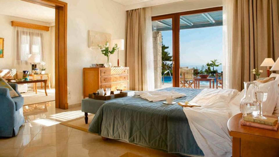Интерьер номера 2 местный, 2 комнатный, Suite Sea View в отеле Aegean Melathron Thalasso Spa. Греция