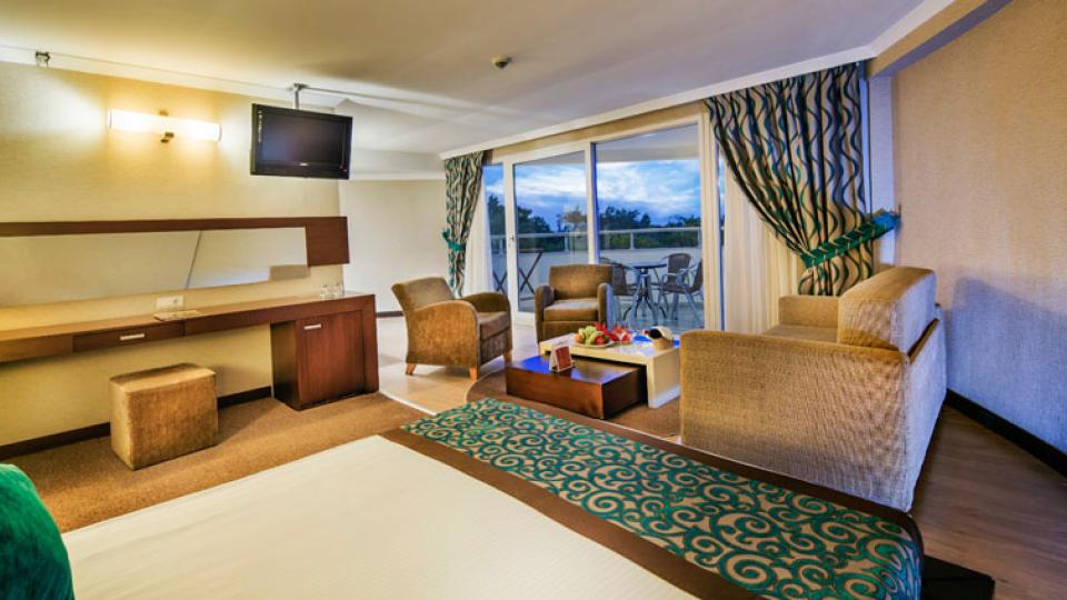 Интерьер номера corner suit в отеле Catamaran Resort Hotel. Кемер