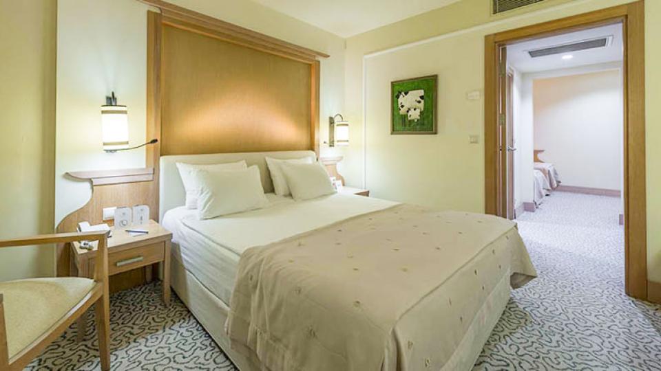 Спальня в семейном номере в отеле Alva Donna Beach Resort Comfort. Сиде