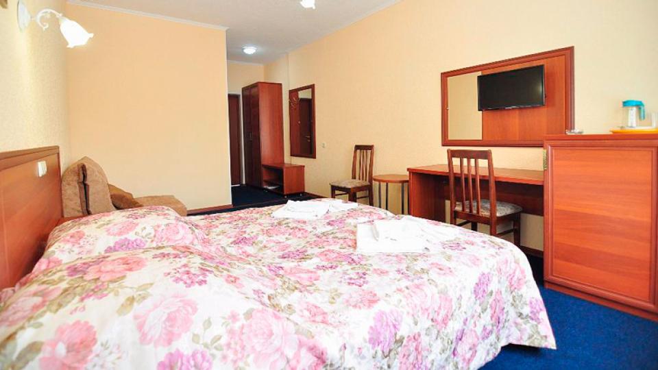 Спальня в номере стандарт 1 категории в парк отель Лазурный Берег. Город Анапа