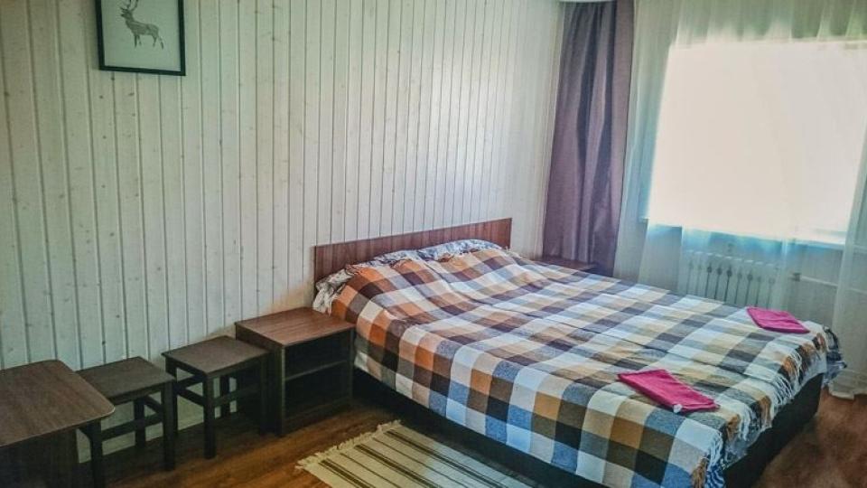 Интерьер спальни в 4 местном, 2 комнатном номере в коттедже базы отдыха Пихтовый бор в Лаго-Наки
