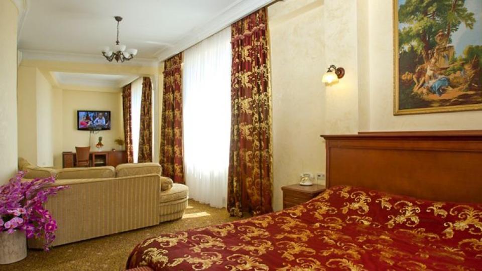 Двуспальная кровать в 2 местном, 1 комнатном Люкс-Фэмили в отеле Чеботаревъ. Сочи