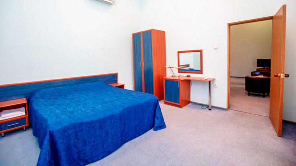 Двуспальная кровать в 2 местном 2 комнатном, Полулюксе в мини-отеле Фрегат 1. Сочи