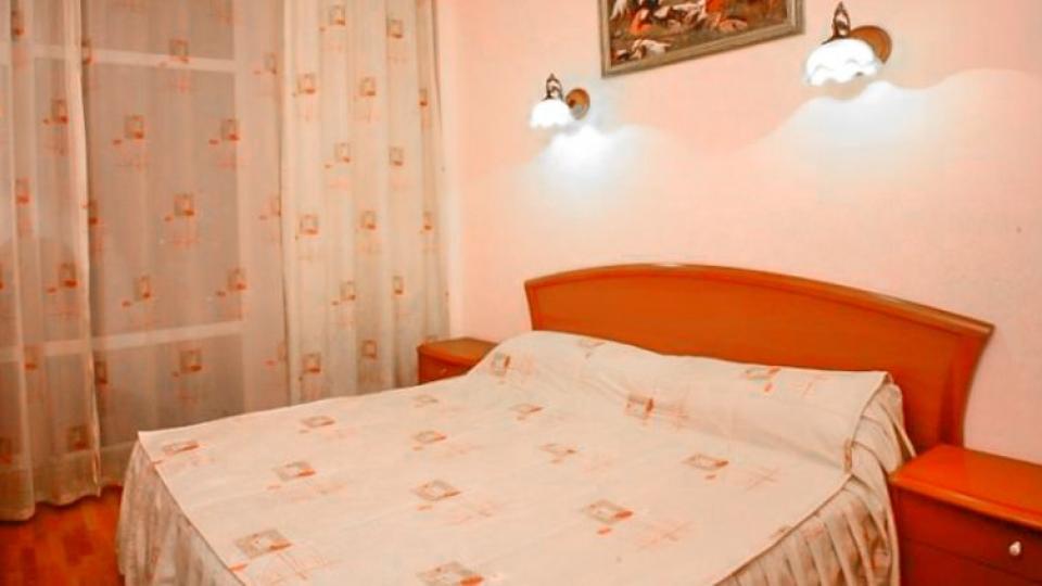 Двуспальная кровать в 2 местном, 1 комнатном Притти-Стандарте в отеле Чеботаревъ. Сочи