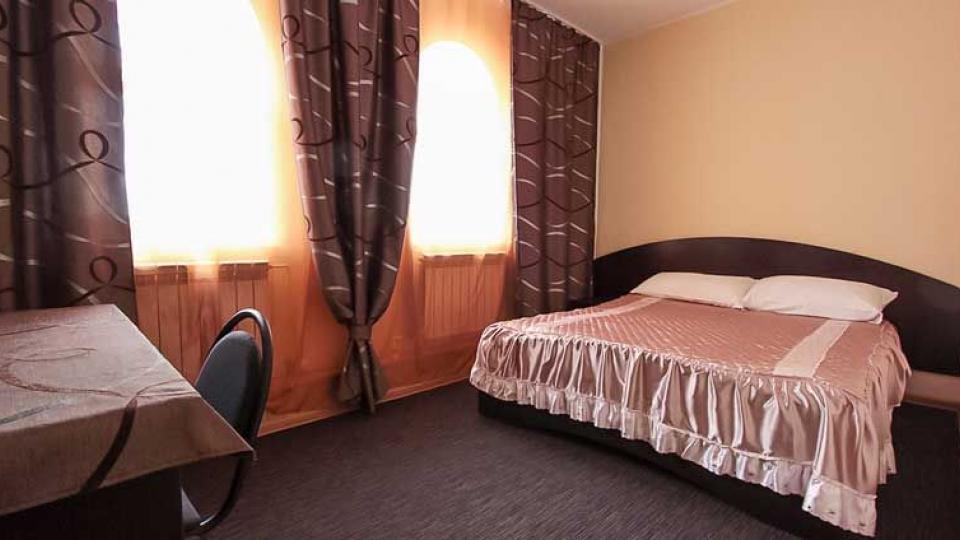 Спальня в 2 местном, 2 комнатном, Люксе Бизнес отеля Фьорд в Мурманске