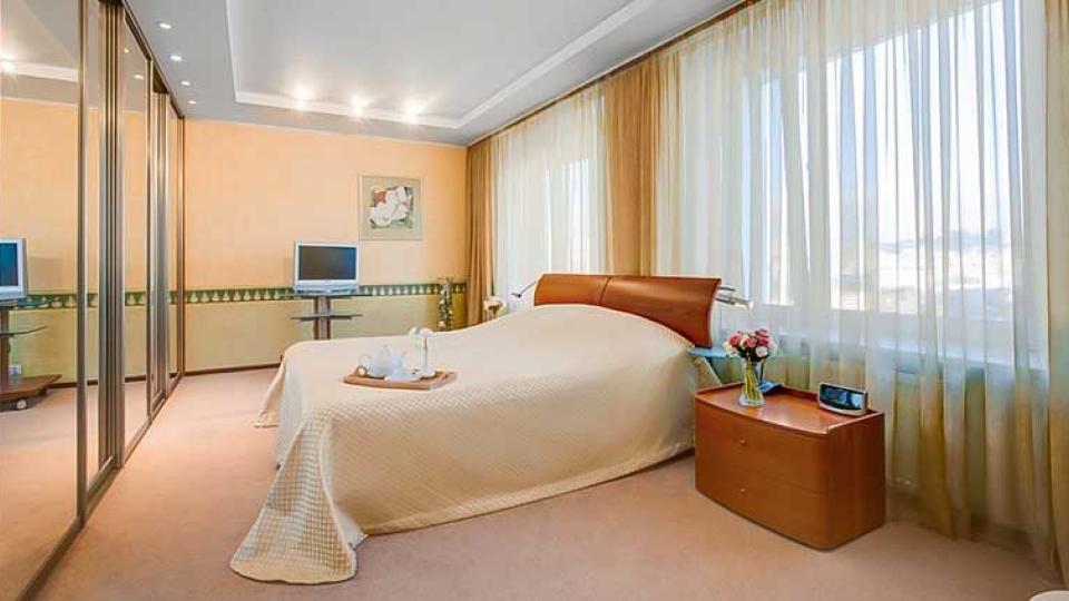 Спальня в 2 местном, 3 комнатном, Президентском Сюите в отеле Меридиан в Мурманске
