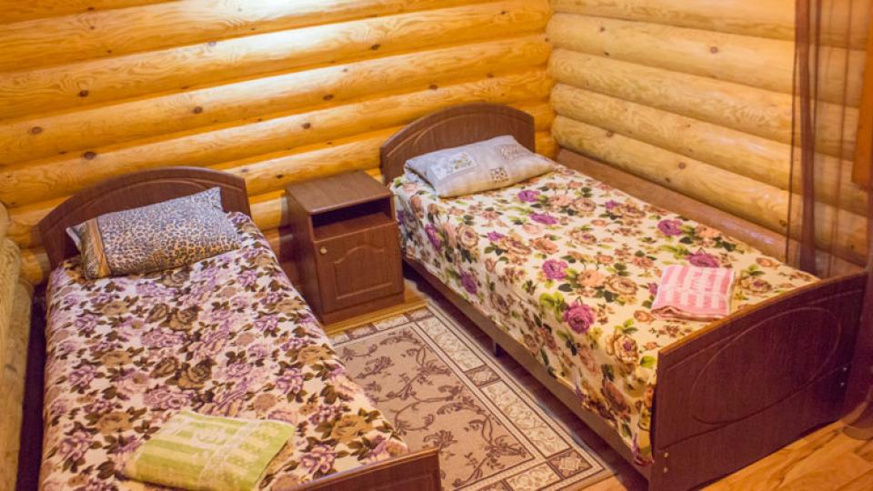 Кровати в 4 местном улучшенном номере гостевого дома Ирбис в Теберде