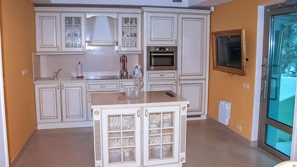 Кухня в 6 местном, 9 комнатном, 4 этажном, President Apartment (SUDP), VIP-корпус Меркурий оздоровительного комплекса Дагомыс в Сочи