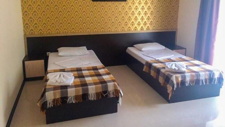 Кровати в номере эконом, гостевой дом golden kids в  Геленджике