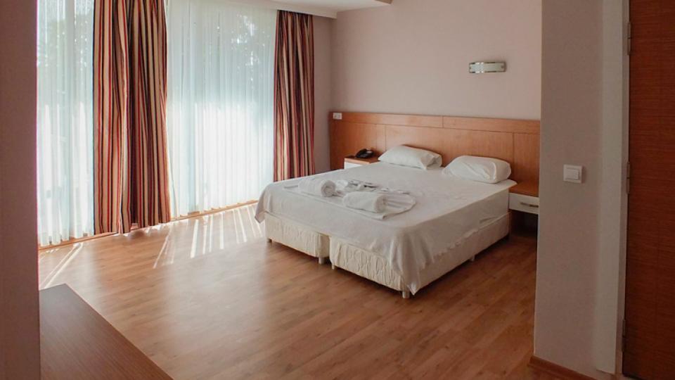 Интерьер спальни в номере стандарт в отеле Acropol Beach. Анталия