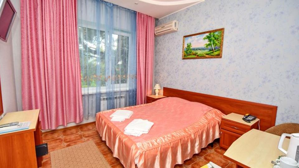 Оснащение спальной зоны в 2 местном, 1 комнатном Стандарте гостевого дома Малахит в Геленджике