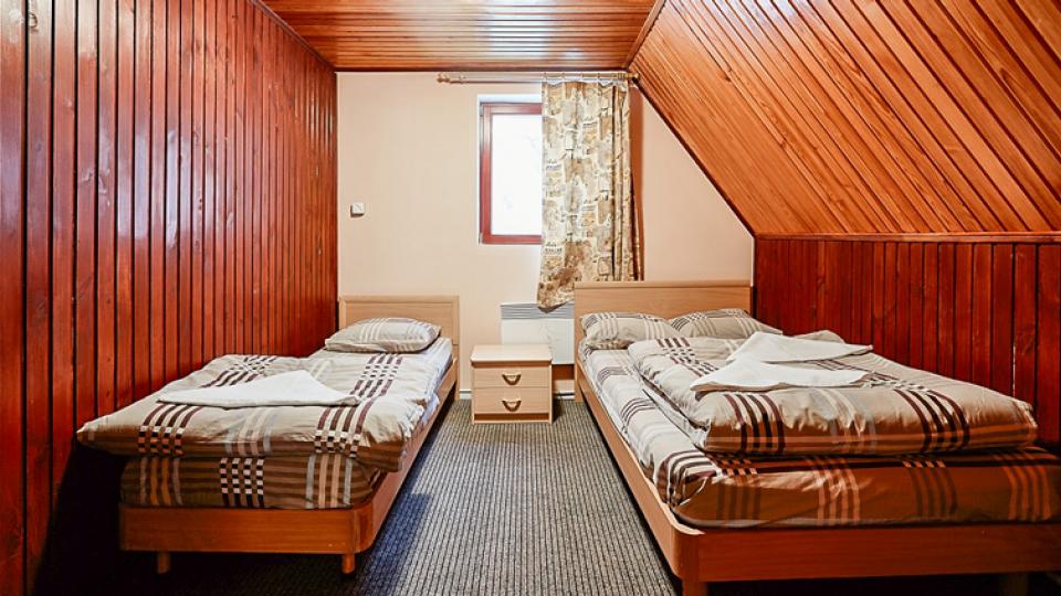 Оснащение спальни Коттеджа Люкс, №9А гостиничного комплекса на ГЛЦ Аджигардак в Аджигардаке