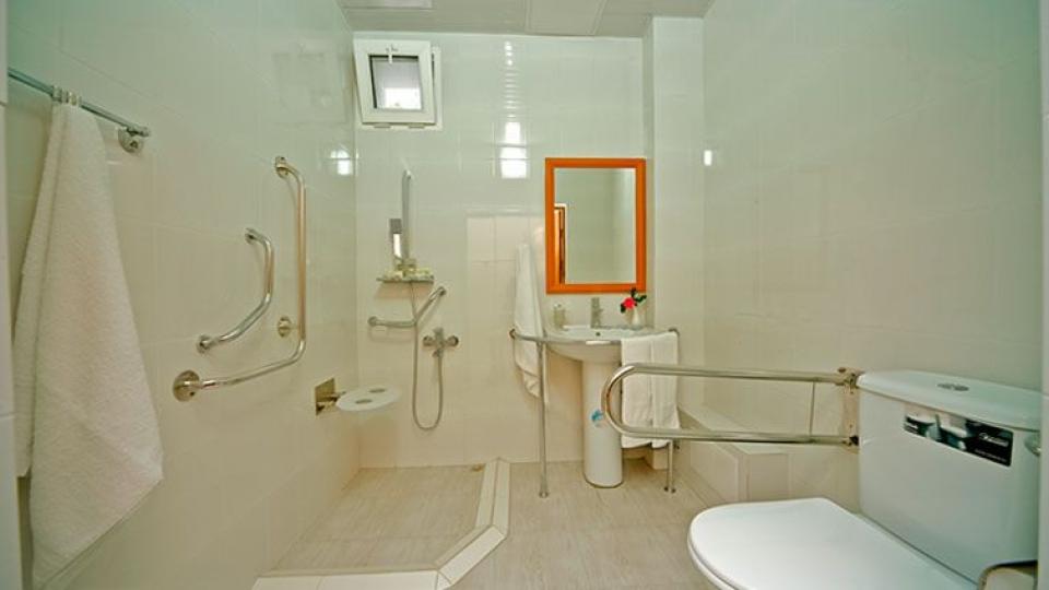 Ванная комната в 2 местном, 1 комнатном, Стандарт для МГН пансионата Охотник в Сочи