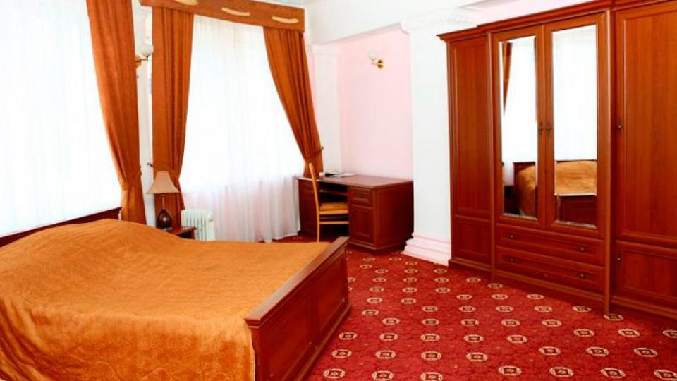 Размещение на отдых в 2 местном, 1 комнатном, Джуниор Сюит (С2BM1) в гостинице Приморская в Сочи