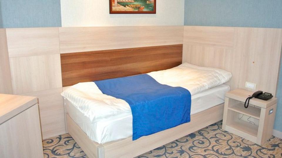 Кровать в 1 местном, 1 комнатном, для людей с ограниченными возможностями оздоровительного комплекса Дагомы в Сочи
