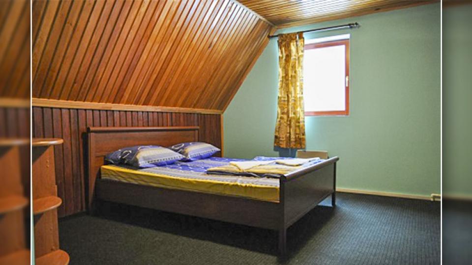 Спальня в Коттедже Люкс, №6А гостиничного комплекса на ГЛЦ Аджигардак в Аджигардаке