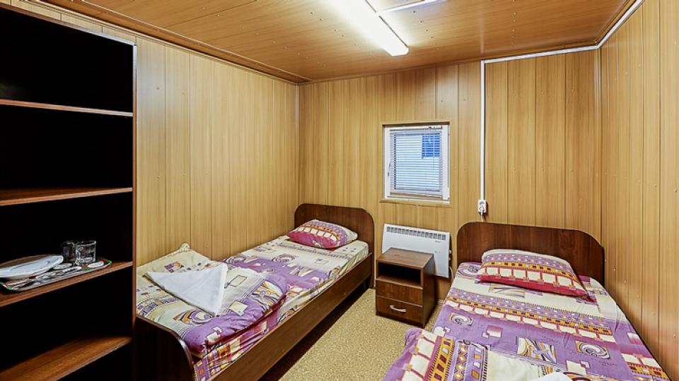 Спальня в 4 местном, 2 комнатном номере Эконом, Домик Snow Park. Гостиничный комплекс на ГЛЦ Аджигардак в Аджигардаке