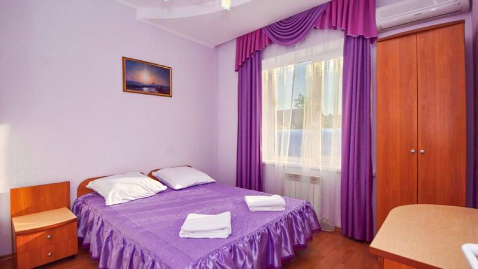 Спальня 2 местного, 3 комнатного Люкса гостевого дома Малахит в Геленджике