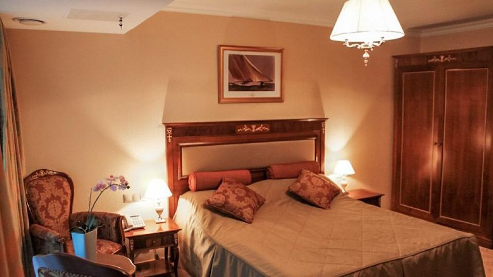 Спальня 2 местного, 2 комнатного, Deluxe Сlassic (LUXS), VIP-корпус Меркурий оздоровительного комплекса Дагомыс. Сочи