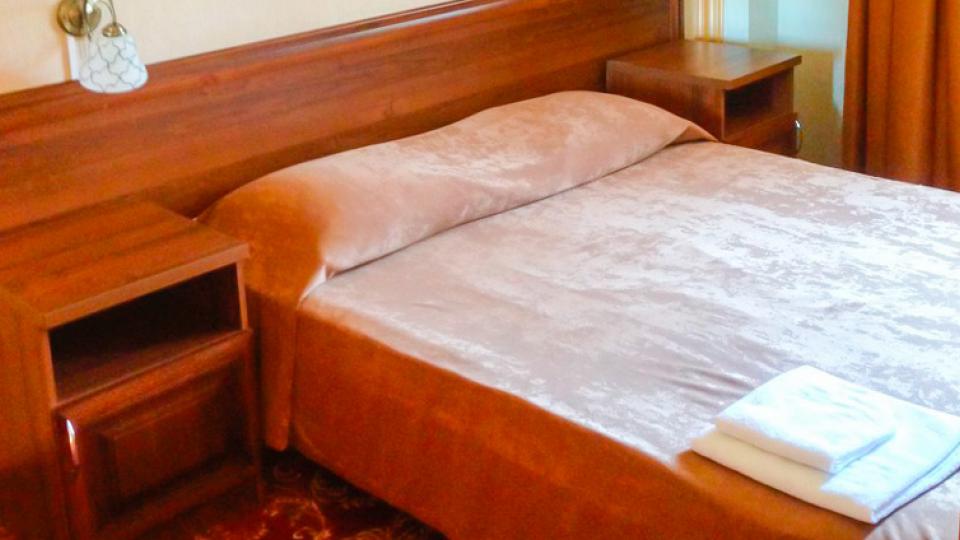 Кровать в двухместном номере. Отель Жемчуг в городе Сочи 