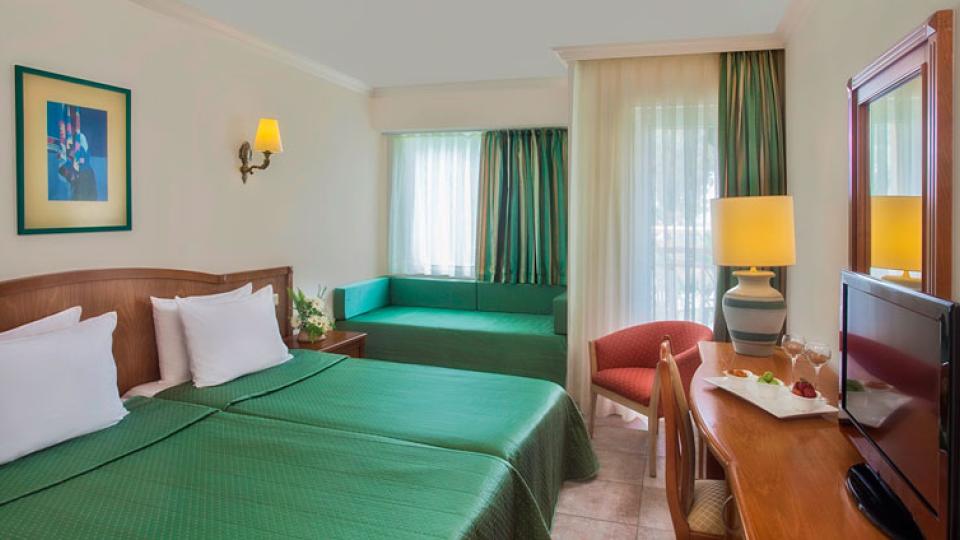 Спальня в номере Family Suite в отеле Akka Claros Hotel. Кемер