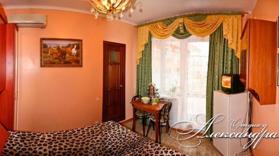 Спальня в номере полулюкс в гостинице Отдых у Александра в Геленджике