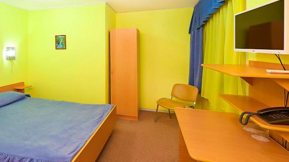 2 местный, 1 комнатный, Стандарт с двуспальной кроватью в гостинице Горница в Кировске