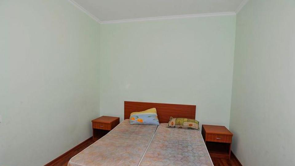Кровать в двухместном номере Станадрт. Гостиница Родос в Геленджике
