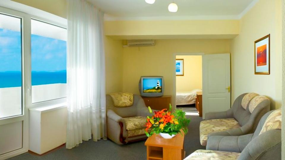 Отель 34, номер 4 местный 3 комнатный Комфорт с видом на море