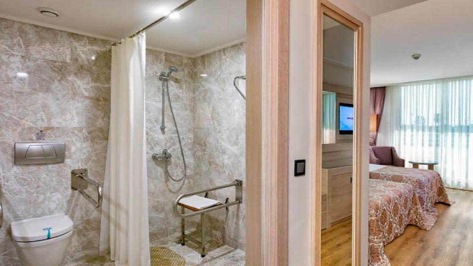 Ванная комната в номере для людей с ограниченными возможностями в отеле Miracle Resort Hotel. Анталия
