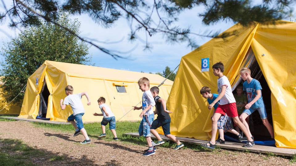Современный палаточный лагерь