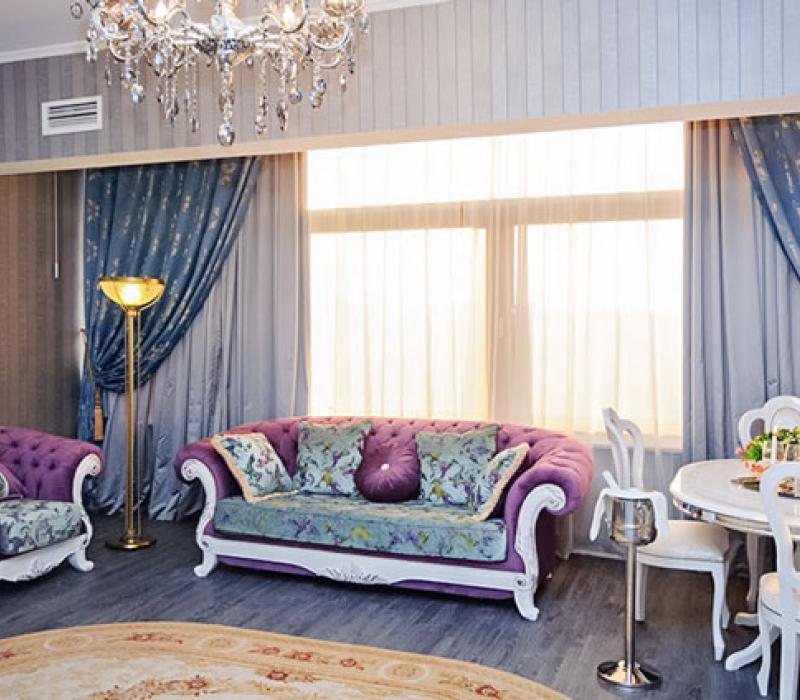 Интерьер гостиной в 4 местном 3 комнатном Серебряном Люксе санатория Целебный Нарзан в Кисловодске