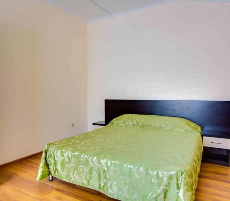 Двуспальная кровать в 4 местных 3 комнатных Апартаментах пансионата с лечением Фея-2. Джемете. Анапа 