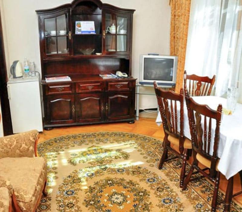 Интерьер гостиной 2 местного 2 комнатного Стандарта Коттедж 4 санатория Кругозор в Кисловодске