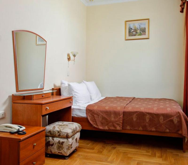Кровать в 1 местном 1 комнатном Люксе, Главный корпус в санатории Кругозор. Кисловодск