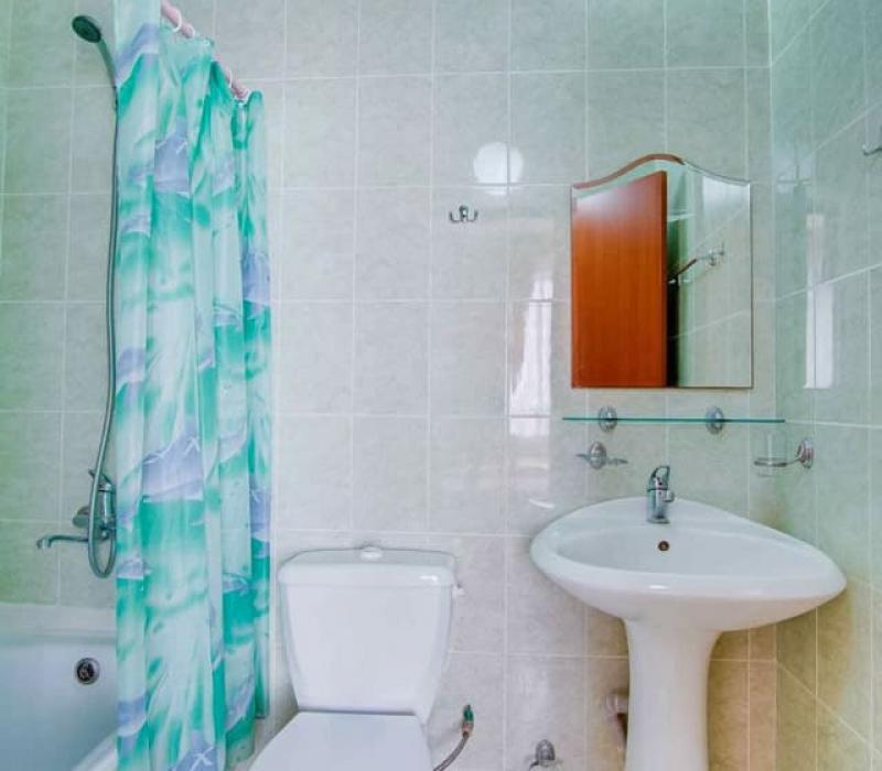 Совмещенный санузел с ванной в 2 местном 1 комнатном Стандарте пансионата с лечением Фея-2. Джемете. Анапа 