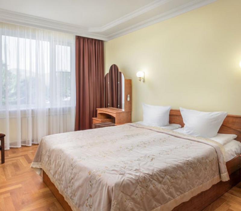 Спальня в 2 местном 2 комнатном Люксе, Люкс-корпус санатория Кругозор в Кисловодске