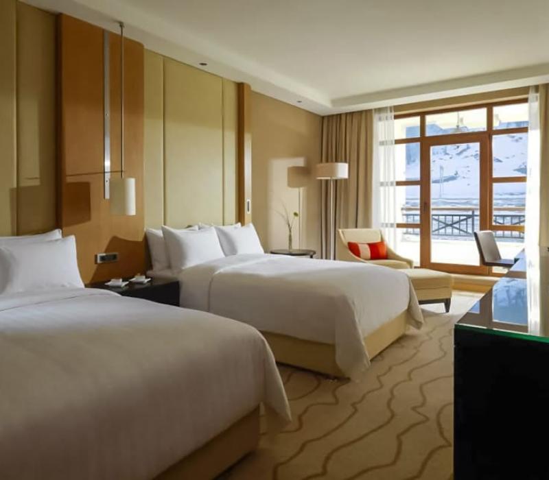 Отель Sochi Marriott Krasnaya Polyana. 2 местный 1 комнатный Представительский с двумя раздельными кроватями. Фото 1