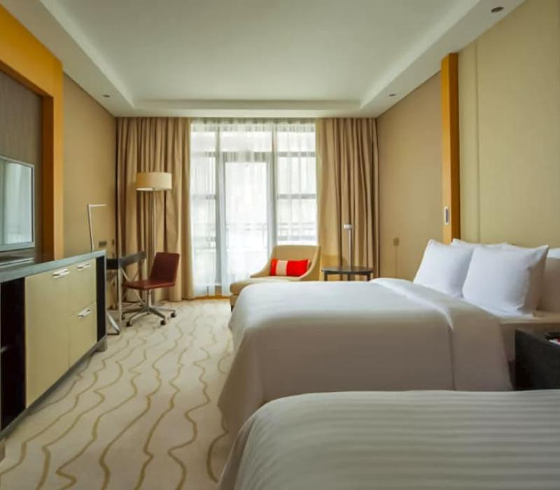 Отель Sochi Marriott Krasnaya Polyana. 2 местный 1 комнатный Представительский с двумя раздельными кроватями. Фото 2