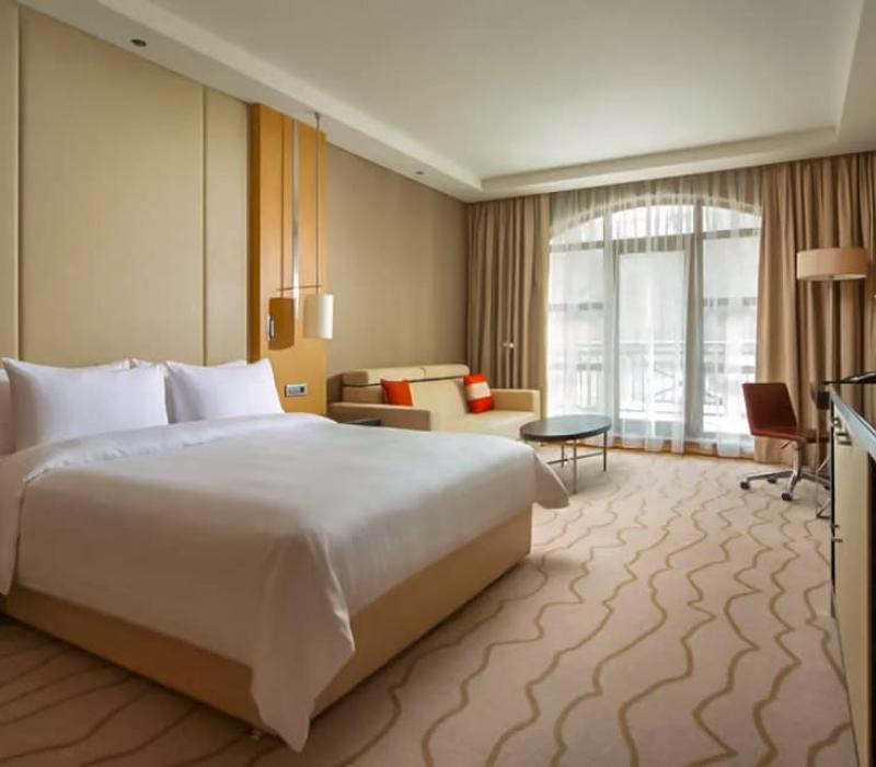 Отель Sochi Marriott Krasnaya Polyana, номер 2 местный 1 комнатный Делюкс с двуспальной кроватью, фото 1