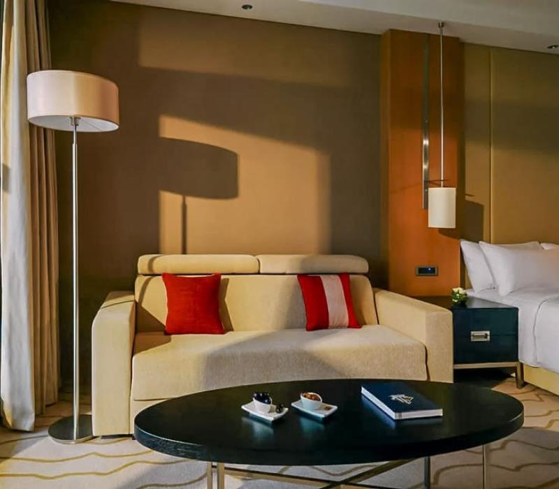 Отель Sochi Marriott Krasnaya Polyana. 2 местный 1 комнатный Представительский с двуспальной кроватью. Фото 3