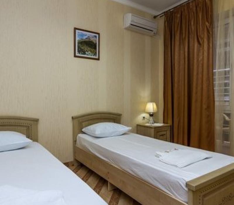 Стандарт 2 местный 1 комнатный (вид на гостиницу) в отеле Золотые пески в Витязево фото 3